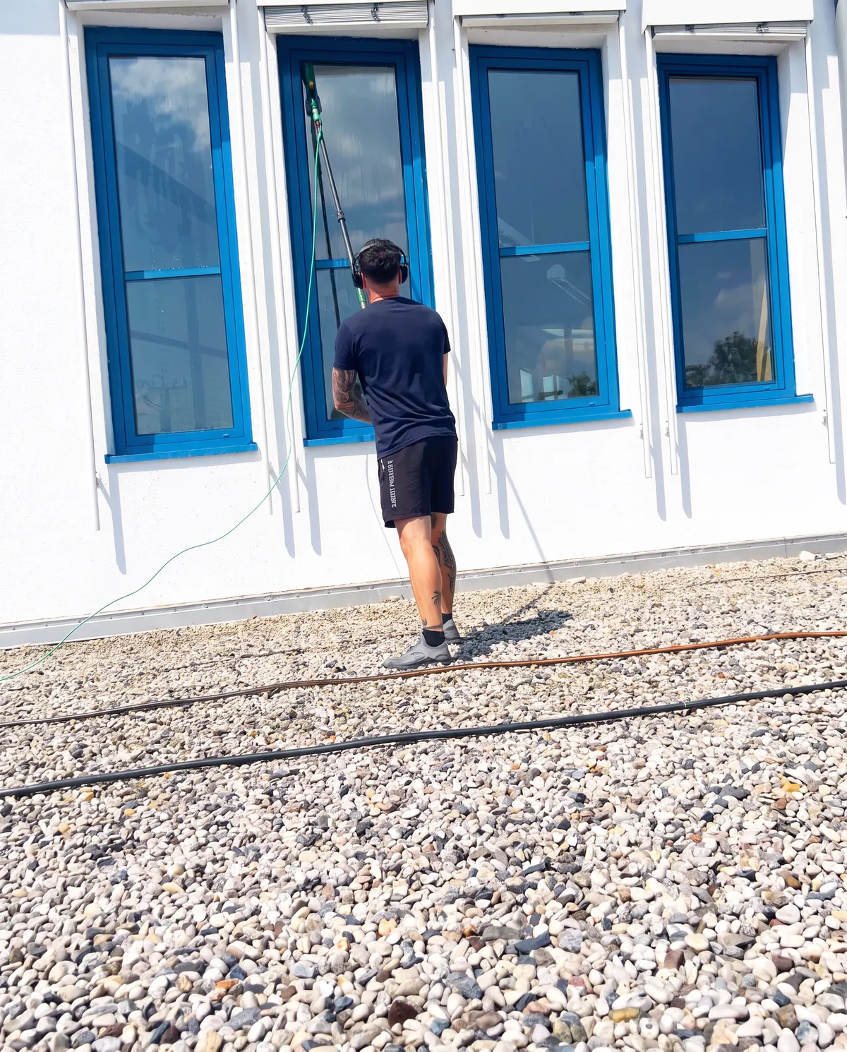 Fensterfront an einem Firmengebäude, gereinigt mit der Teleskopstange