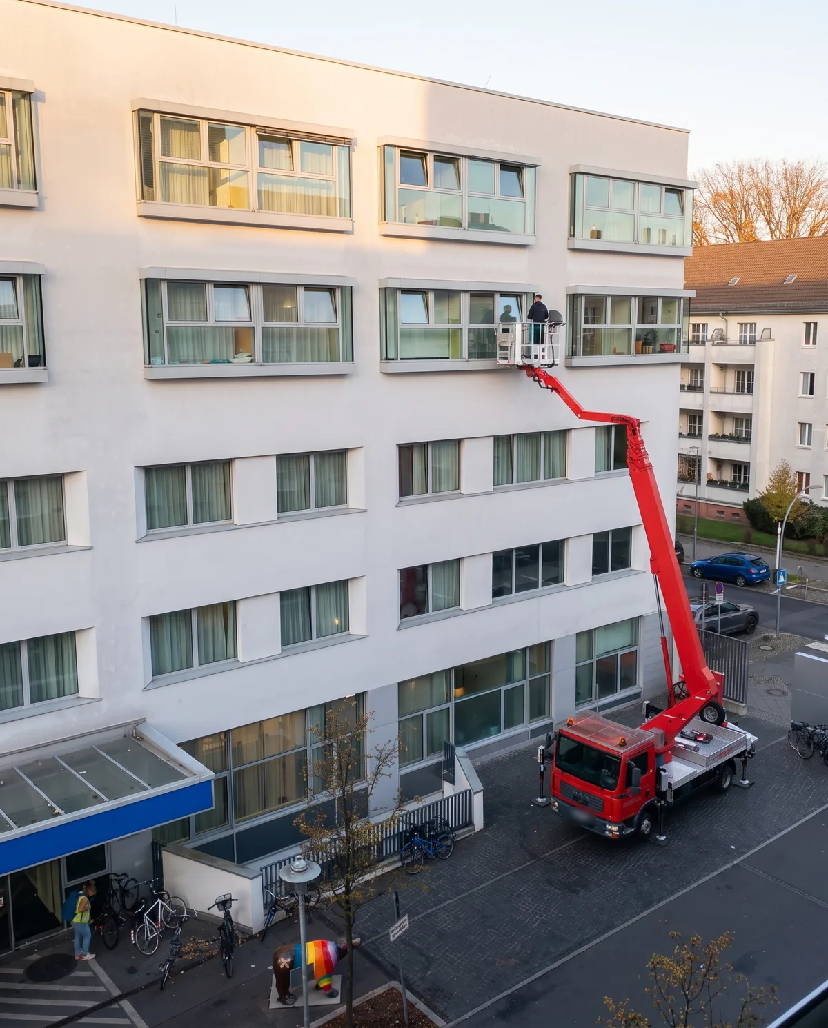 Fensterreinigung mit dem Hubsteiger an einer hohen Gebäudefassade