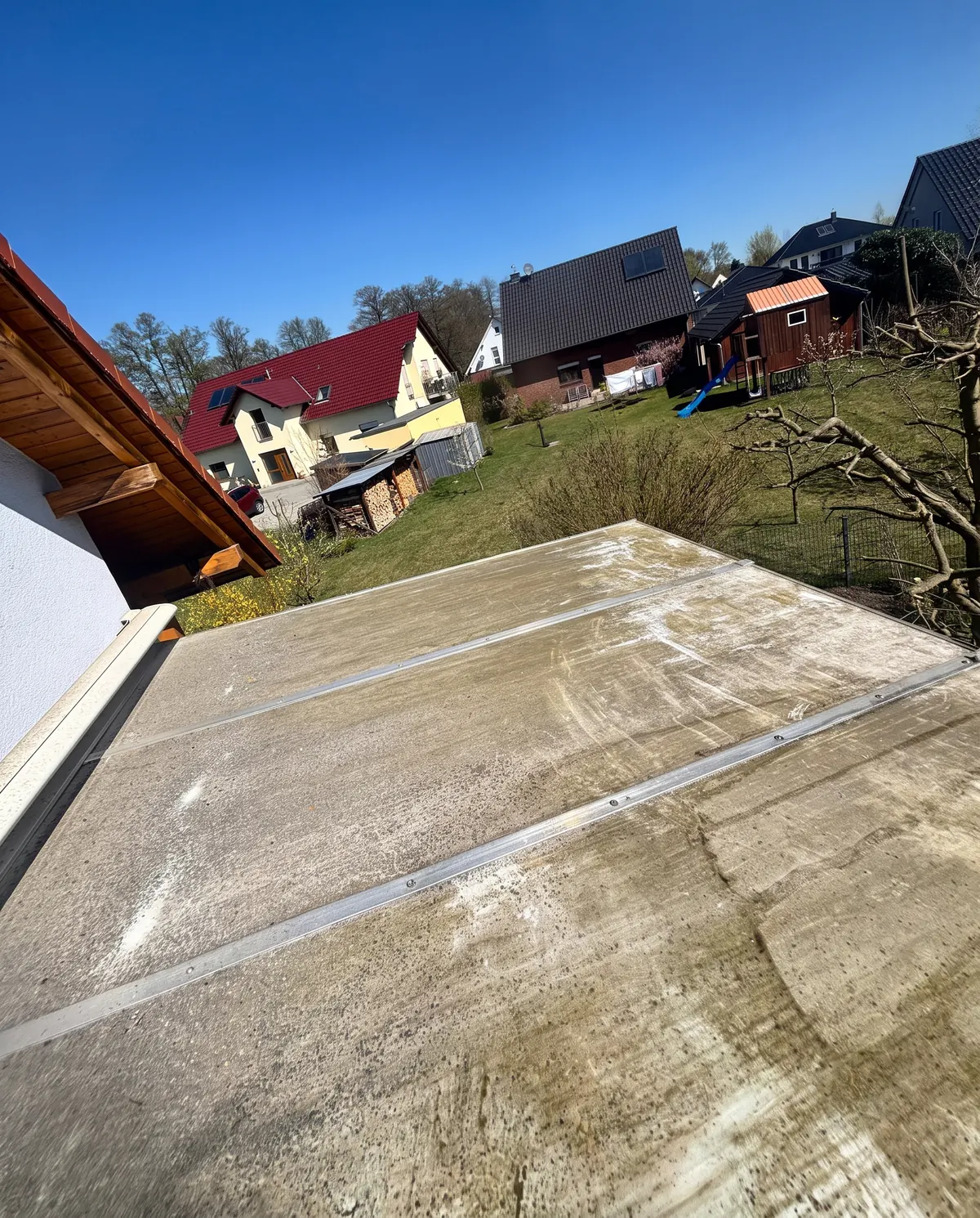 Wintergartendach vor der Reinigung, mit Algen und grauem Film