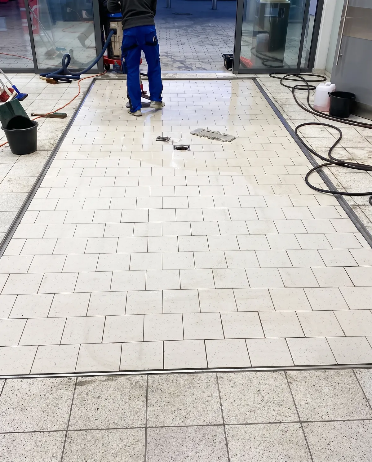 Reinigung eines gefliesten Eingangsbereichs mit Maschine