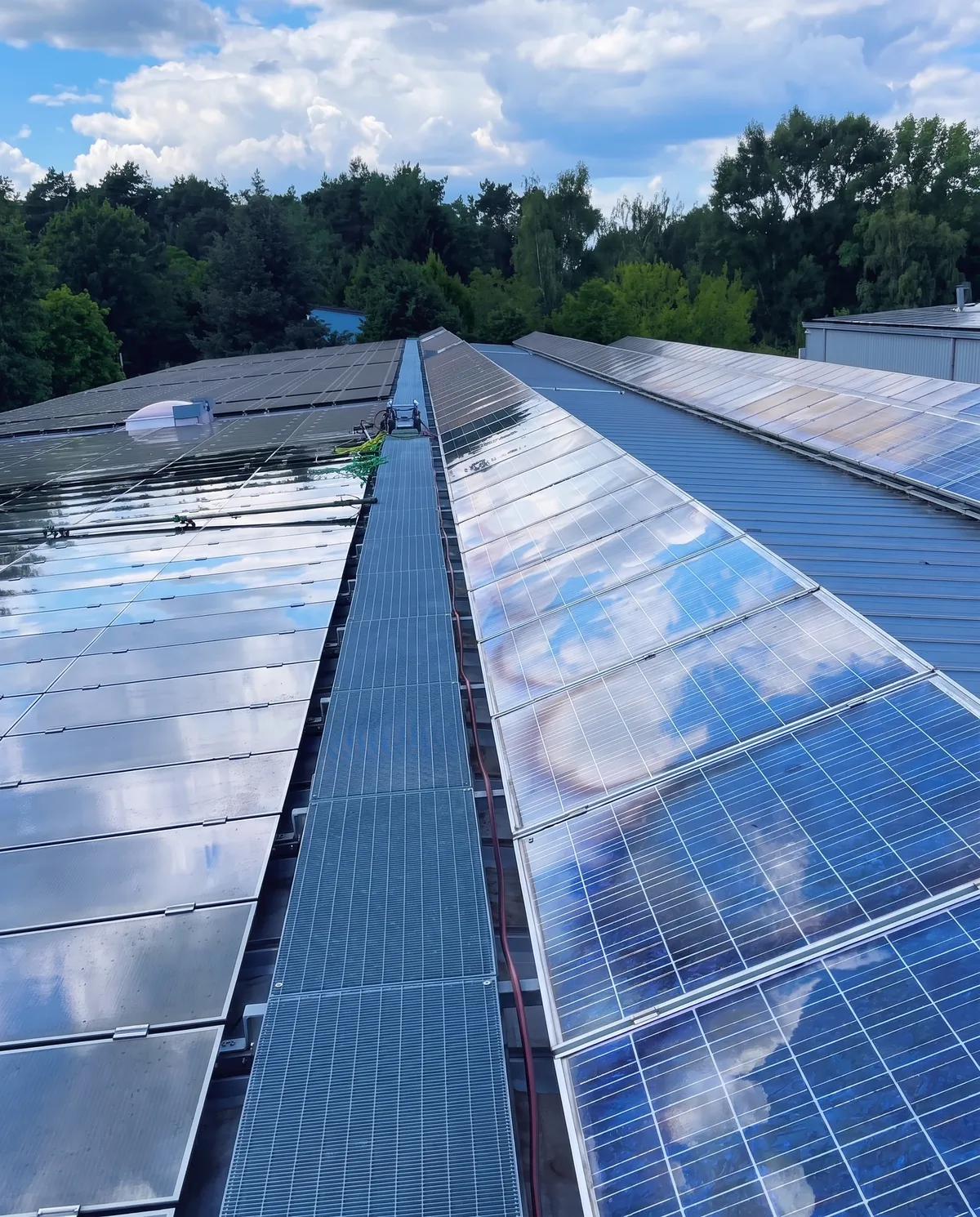 Große Photovoltaikanlage auf einem Hallendach