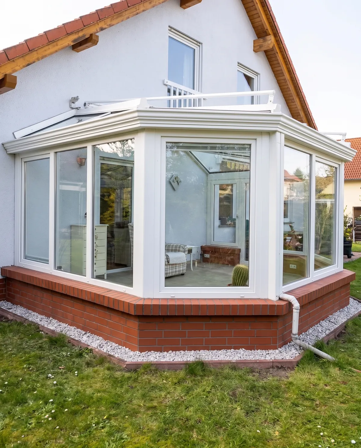 Wintergarten an einem Einfamilienhaus mit klaren Scheiben