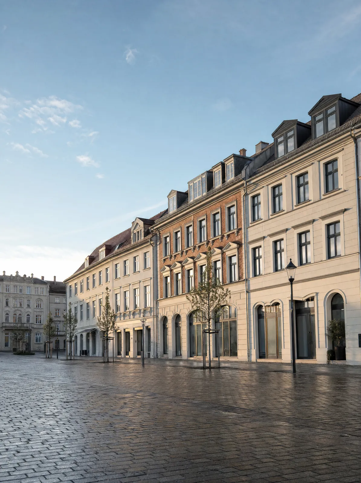 Gepflasterter Platz in einer Altstadt