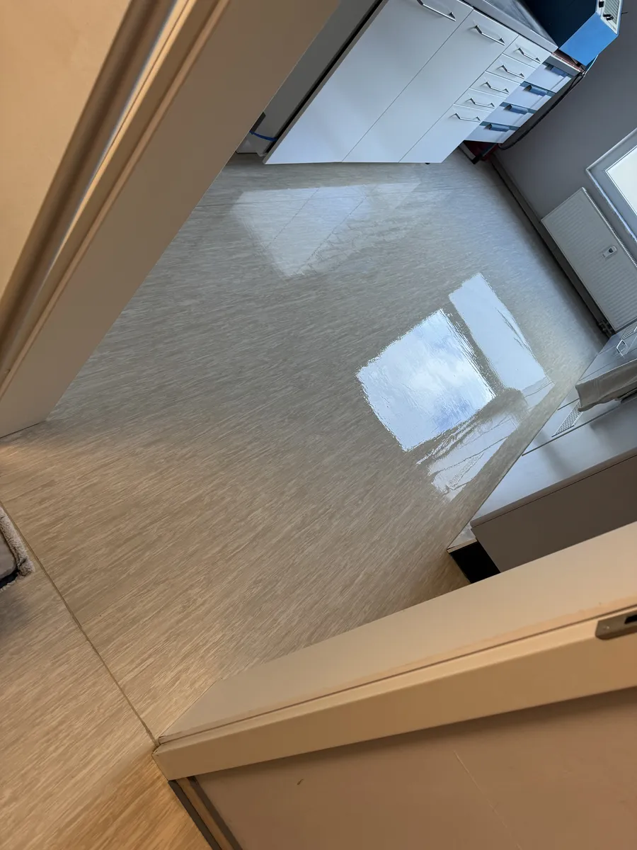 Sauberer Fliesenboden in einem Gewerberaum