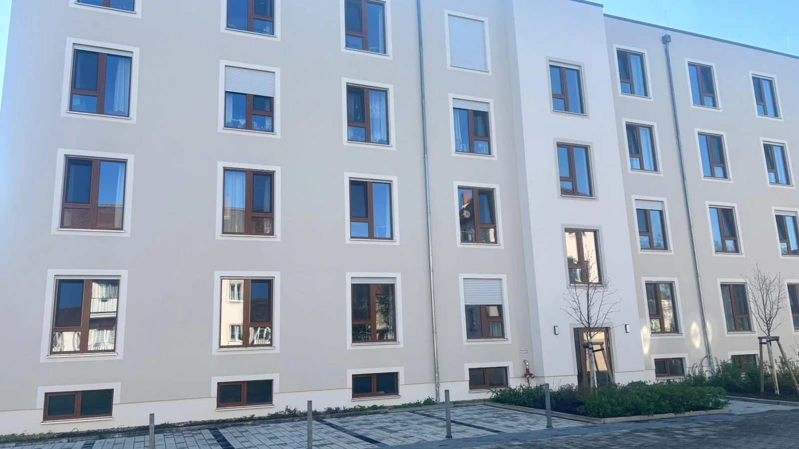 Moderne Wohnanlage mit mehreren Eingängen