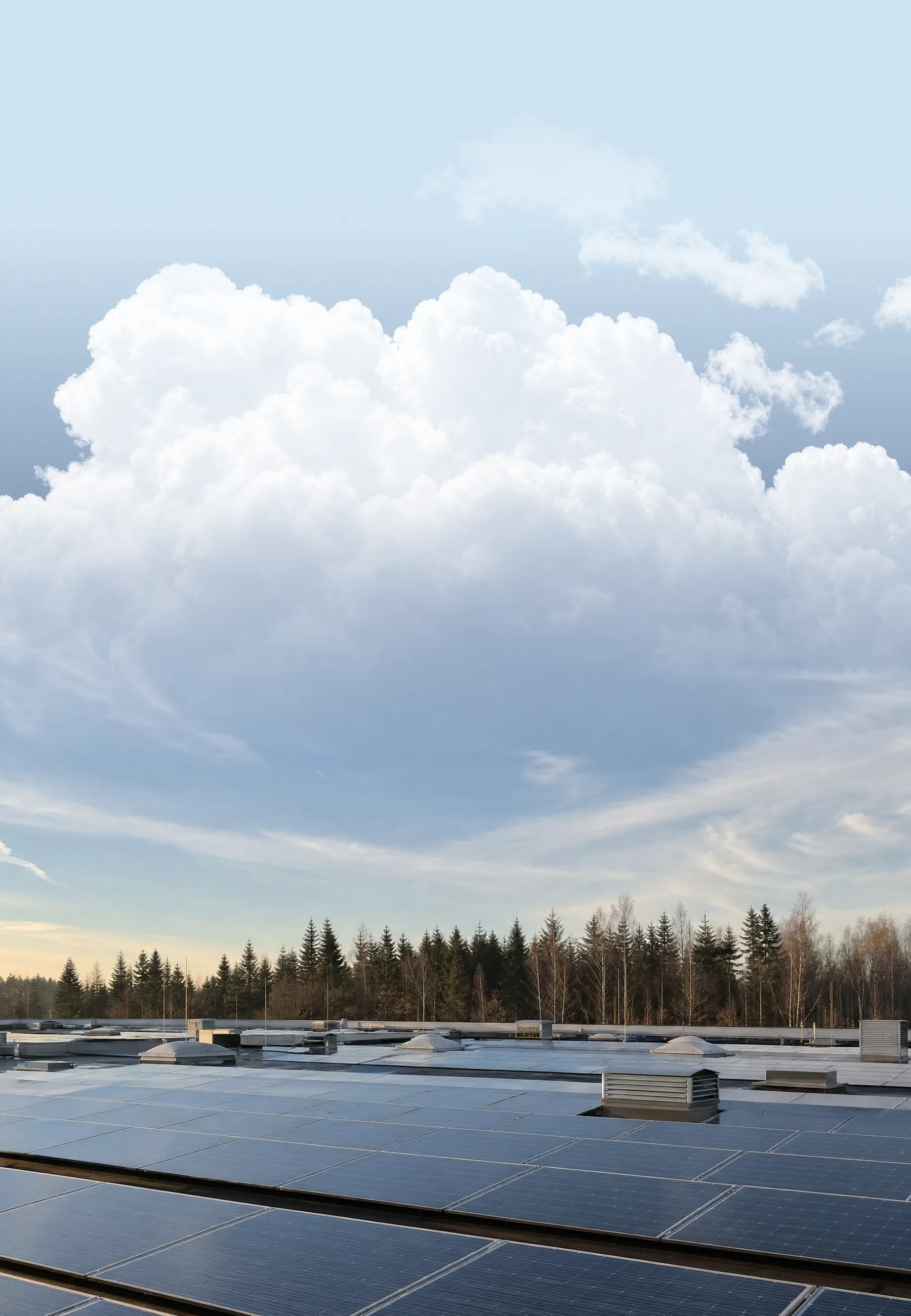 Wolken über einem Solardach in der Lausitz